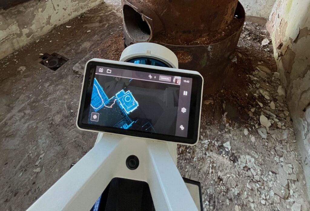 Mobile scanner display in front of an excavation on a construction site